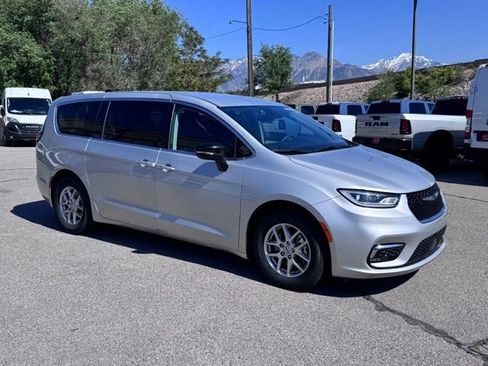 Used 2024 Chrysler Pacifica Touring-L FWD image 9