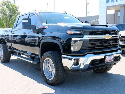 Used 2024 Chevrolet Silverado 2500 LT w/ Convenience Package AWD/4WD image 4
