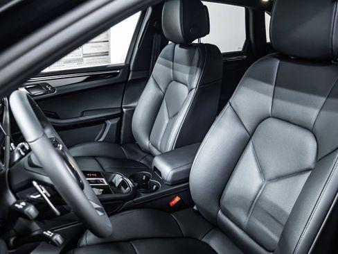 Certified 2025 Porsche Macan image 5