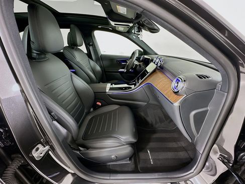 Used 2025 Mercedes-Benz GLC 300 4MATIC image 31