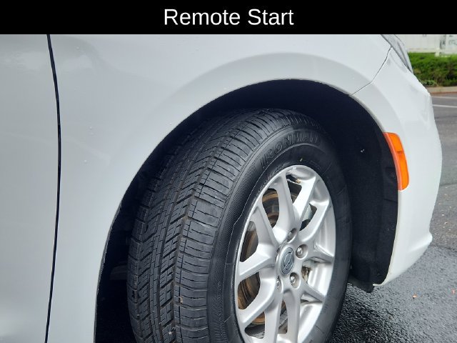 Used 2025 Chrysler Pacifica Select FWD image 18