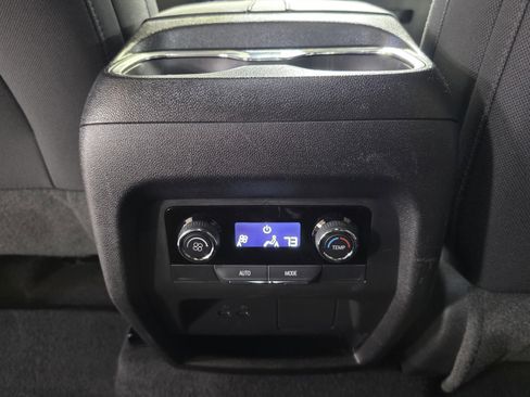 Used 2025 Chevrolet Traverse LT image 17