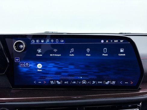 Used 2024 Chevrolet Traverse RS image 25