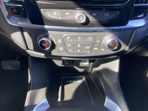 Used 2022 Chevrolet Traverse LT image 24