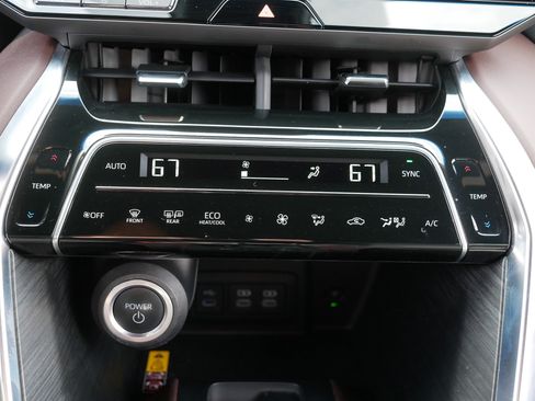 Used 2023 Toyota Venza XLE AWD/4WD image 27