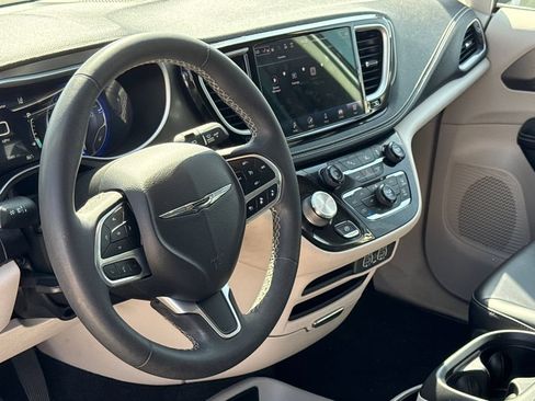 Used 2023 Chrysler Pacifica Touring-L FWD image 18