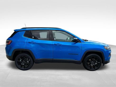 Used 2025 Jeep Compass Latitude w/ Convenience Group AWD/4WD image 5