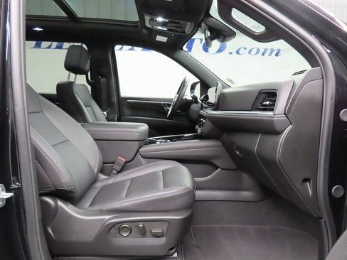 Used 2025 Chevrolet Suburban Z71 image 34