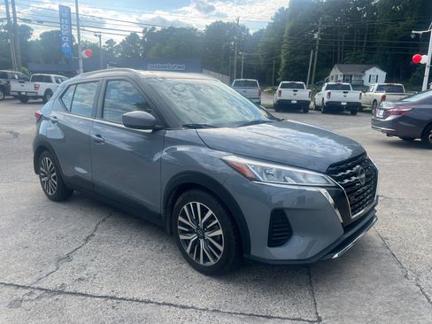 Used 2022 Nissan Kicks SV FWD image 2