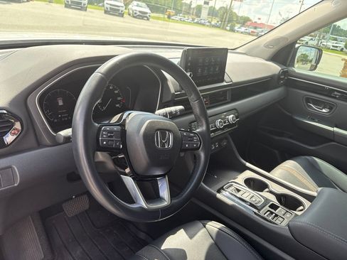Used 2025 Honda Pilot Touring image 4
