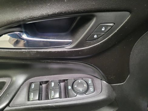 Used 2018 Chevrolet Equinox LT FWD image 16