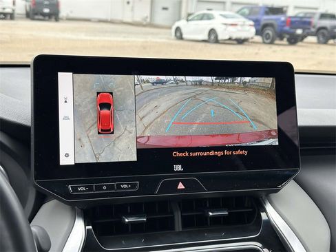 Used 2023 Toyota Venza Limited image 4