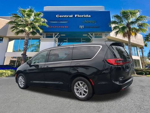 Used 2023 Chrysler Pacifica Touring-L FWD image 7