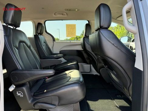 Used 2024 Chrysler Pacifica Touring-L FWD image 12