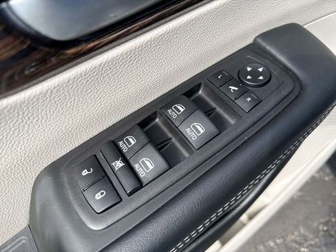 Used 2023 Chrysler Pacifica Limited image 13