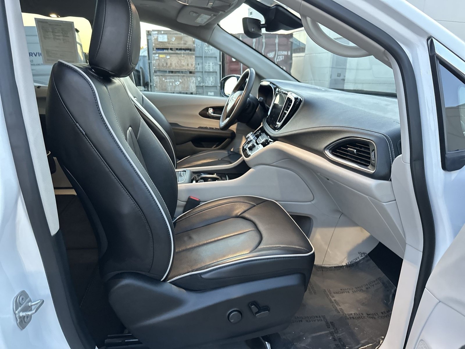Used 2024 Chrysler Pacifica Limited FWD image 29