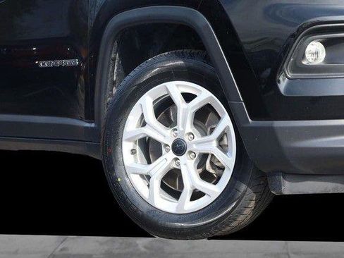 Used 2025 Jeep Compass Latitude w/ Sun & Sound Group AWD/4WD image 3