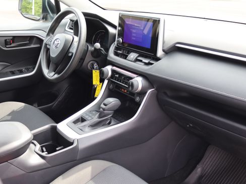 Used 2025 Toyota RAV4 LE AWD/4WD image 34