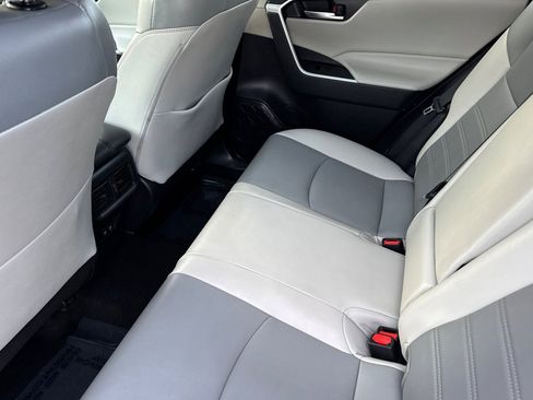 Used 2021 Toyota RAV4 XLE Premium image 11