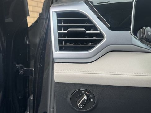 New 2026 Volkswagen Taos SE image 27