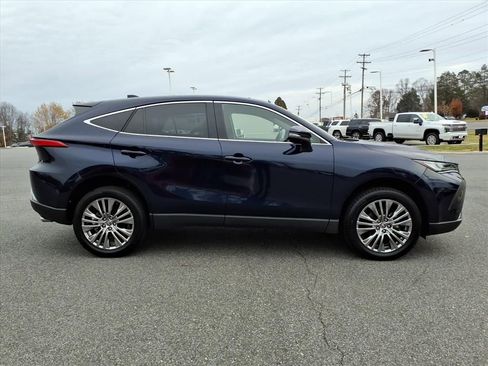 Used 2023 Toyota Venza Limited image 3