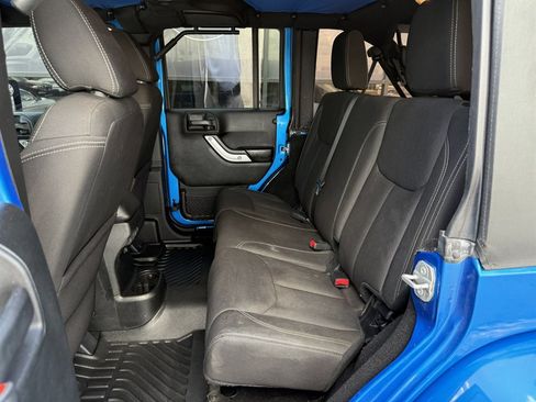 Used 2016 Jeep Wrangler Unlimited Sahara w/ Connectivity Group AWD/4WD image 13