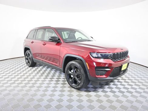Used 2023 Jeep Grand Cherokee Altitude AWD/4WD image 9
