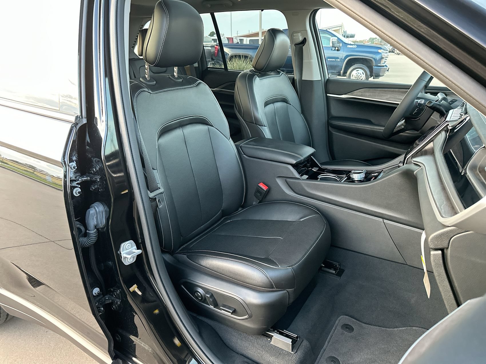 New 2023 Jeep Grand Cherokee 4WD 4xe w/ Luxury Tech Group II image 25