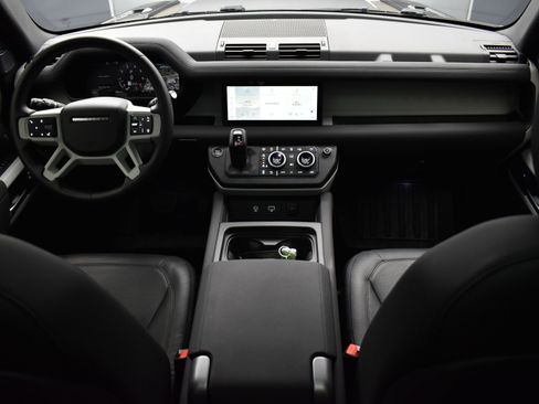 Used 2023 Land Rover Defender 90 SE image 13
