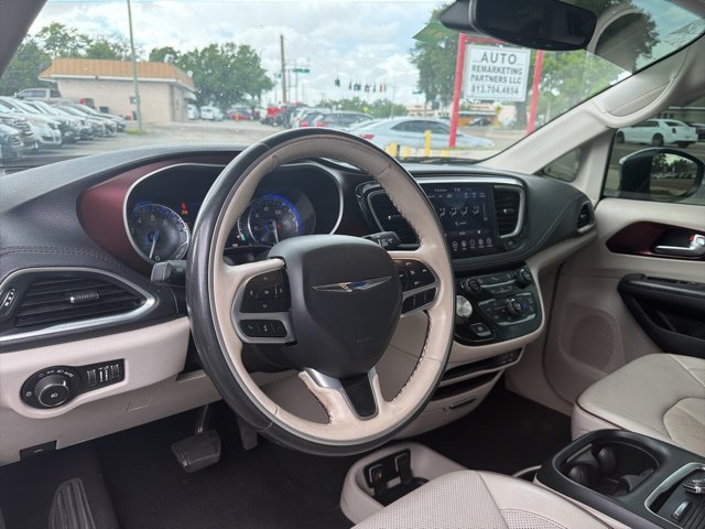 Used 2020 Chrysler Pacifica Limited FWD image 10