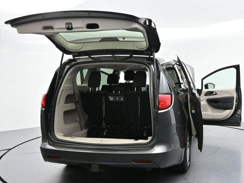 Used 2017 Chrysler Pacifica Touring FWD image 47