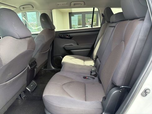 Used 2024 Toyota Highlander LE AWD/4WD image 20