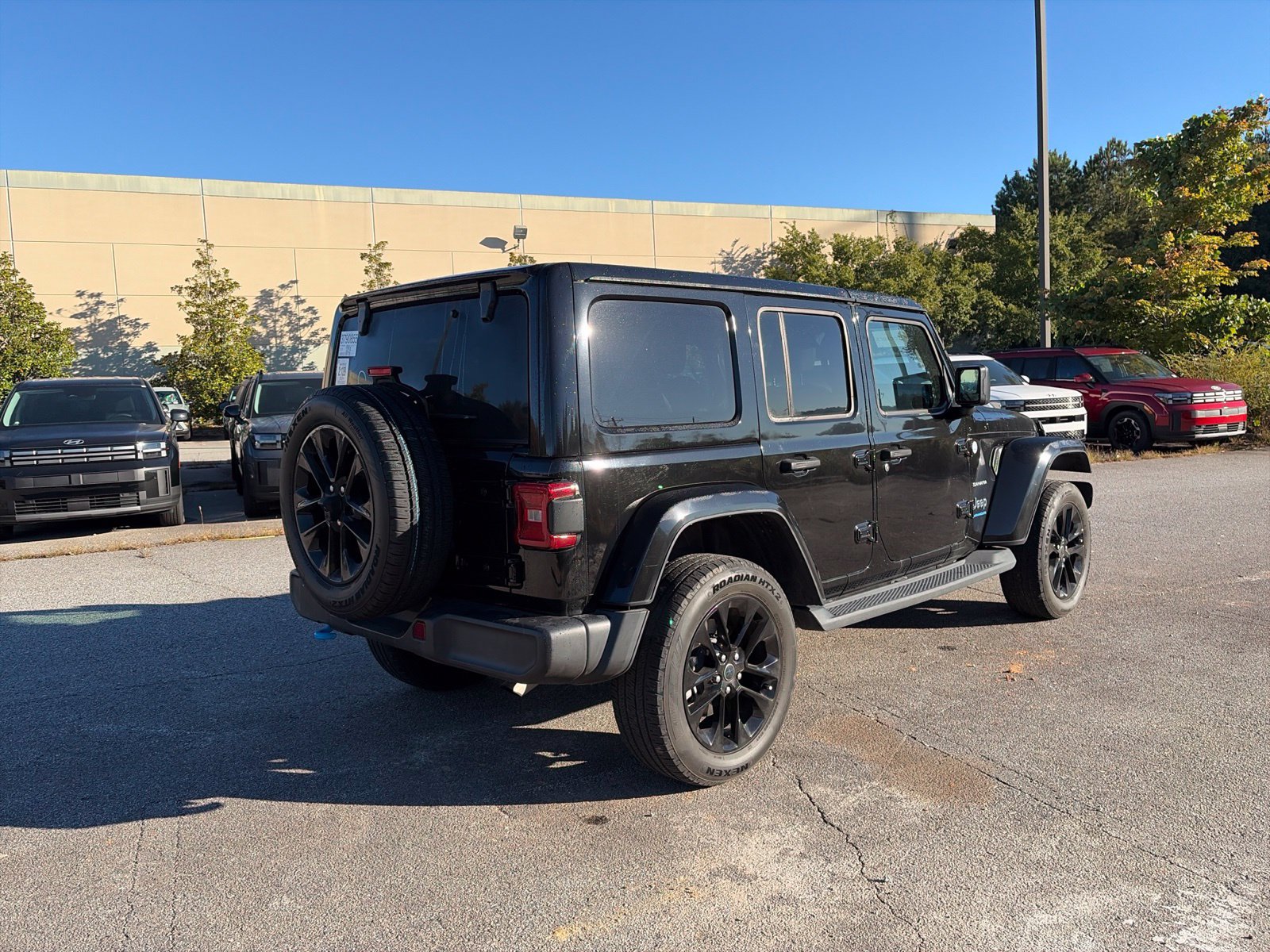 Used 2024 Jeep Wrangler Unlimited Sahara w/ Technology Group AWD/4WD image 6