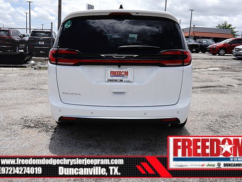 New 2027 Chrysler Pacifica Select FWD image 4
