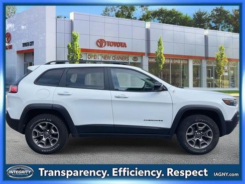 Used 2022 Jeep Cherokee Trailhawk image 2