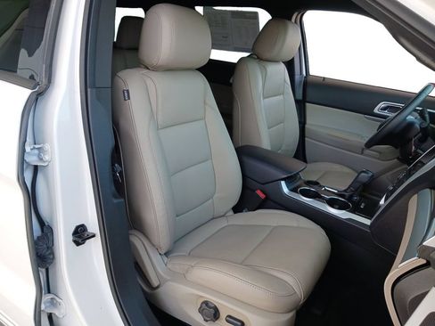 Used 2015 Ford Explorer XLT w/ Equipment Group 202A FWD image 27