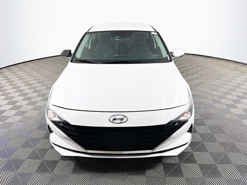Used 2022 Hyundai Elantra SEL w/ Convenience Package FWD image 2