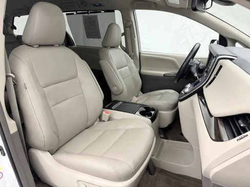 Used 2019 Toyota Sienna XLE FWD image 31