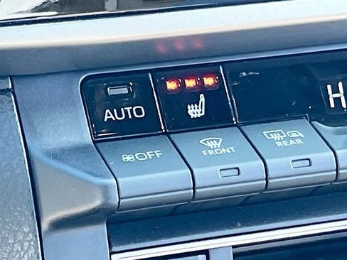 Used 2025 Toyota Camry SE w/ Convenience Package image 19