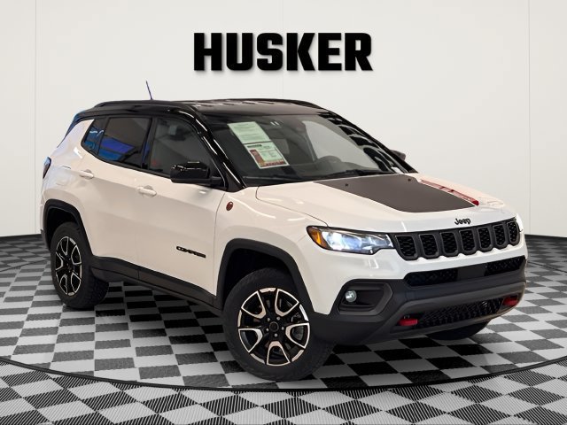 Used 2025 Jeep Compass Trailhawk AWD/4WD image 1