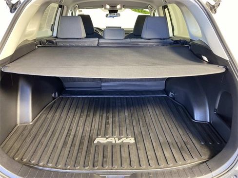 Used 2022 Toyota RAV4 LE image 8