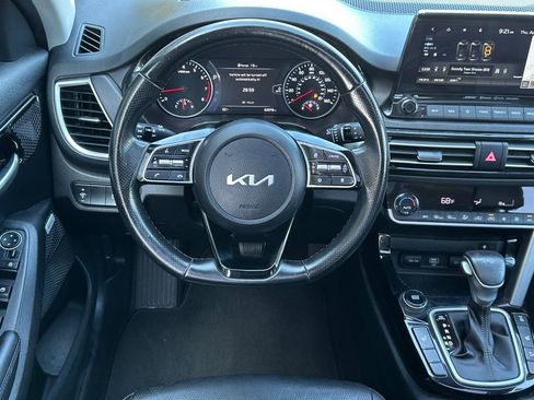 Certified 2022 Kia Seltos SX w/ Sunroof Package AWD/4WD image 17
