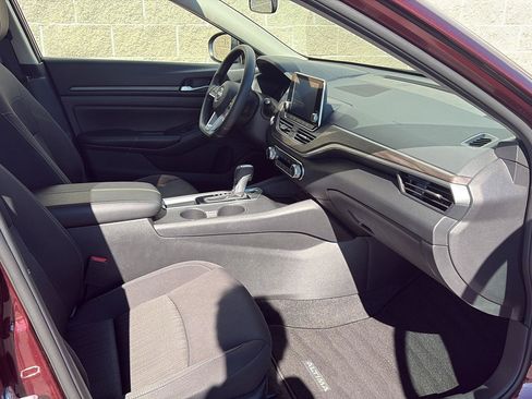 Used 2025 Nissan Altima 2.5 SV FWD image 21