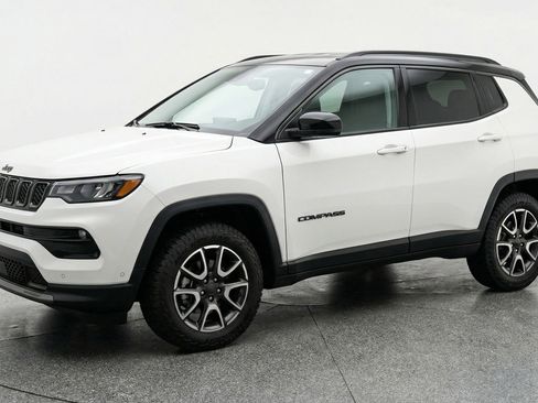 Used 2025 Jeep Compass Trailhawk image 2