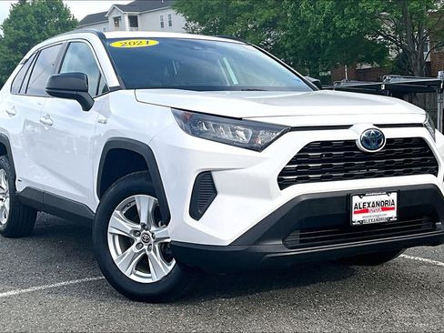 Used 2021 Toyota RAV4 LE image 2
