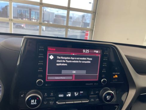 Used 2020 Toyota Highlander XLE image 18