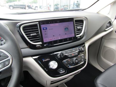 Used 2024 Chrysler Pacifica Touring-L FWD image 29