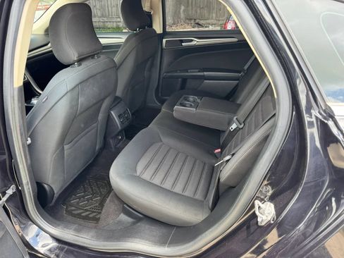 Used 2019 Ford Fusion SE FWD image 19