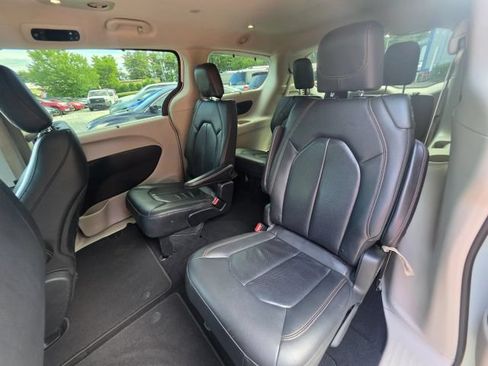 Used 2020 Chrysler Pacifica Touring-L FWD image 19