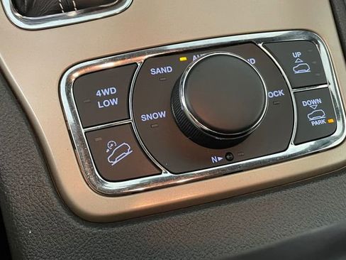 Used 2017 Jeep Grand Cherokee Overland w/ Jeep Active Safety Group image 12